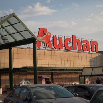 Hungary mulls new tax on big retailers 